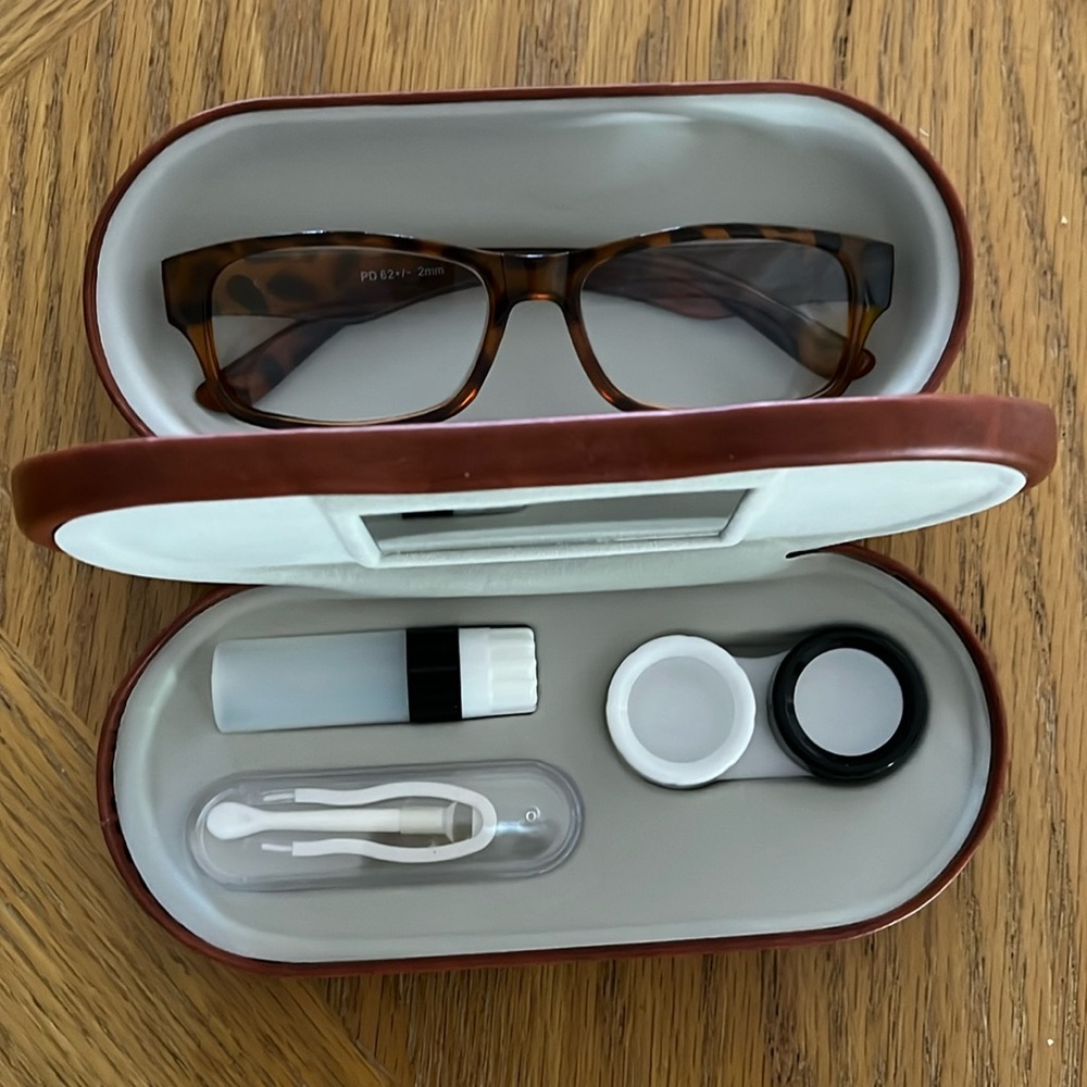 NWT TRAVELCONTACTS/GLASSES CASE